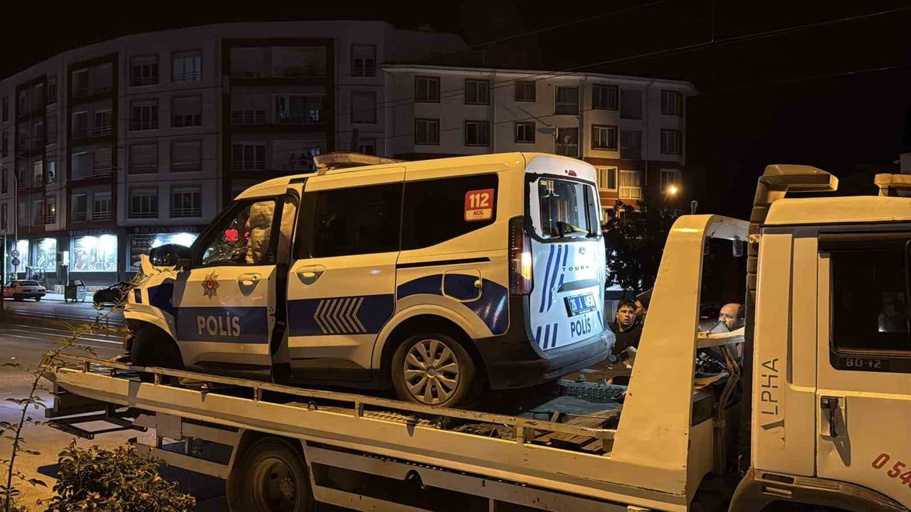 Polis aracı ile otomobil çarpıştı: 2'si polis 3 yaralı