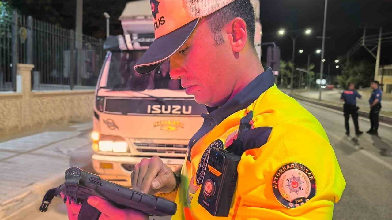 Polis denetimiyle Şuhut sokaklarında trafik ve güvenlik adımları