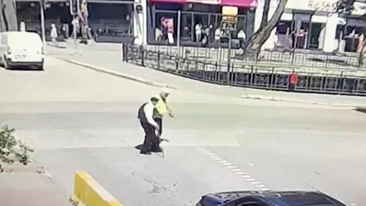 Polis memurundan yaşlı adama sokakta yardım
