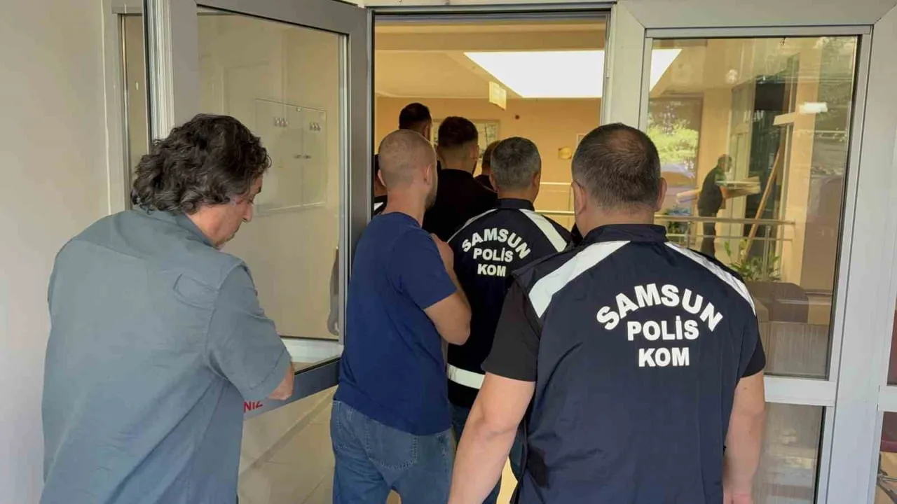 Polis uygulamasında durdurulan araçta 4 ruhsatsız tabanca ve 128 fişek çıktı