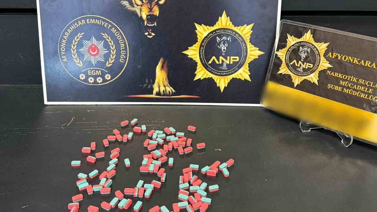 Polisin şüpheyle durdurduğu Afyonkarahisar sakini kişide 121 uyuşturucu hap bulundu