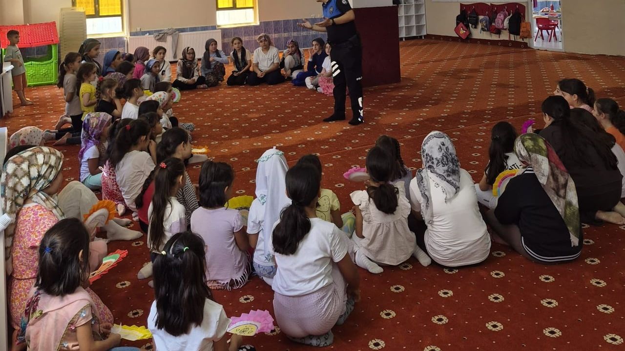 polisten çocuklara güvenlik ve bilinçlendirme semineri