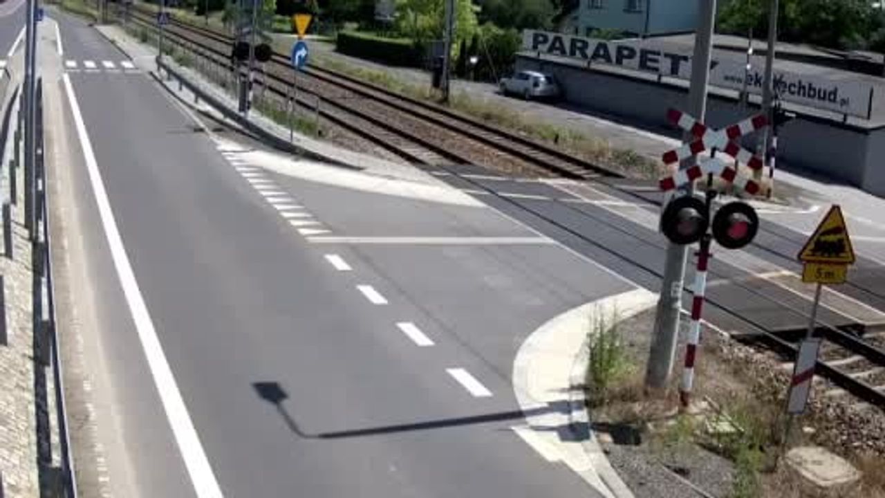Polonya’da ışık ihlali yapan araca hemzemin geçitte tren çarptı