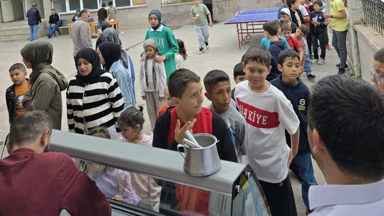 Posof’ta yaz Kur’an kursu öğrencilerine dondurma ve patlamış mısırla moral