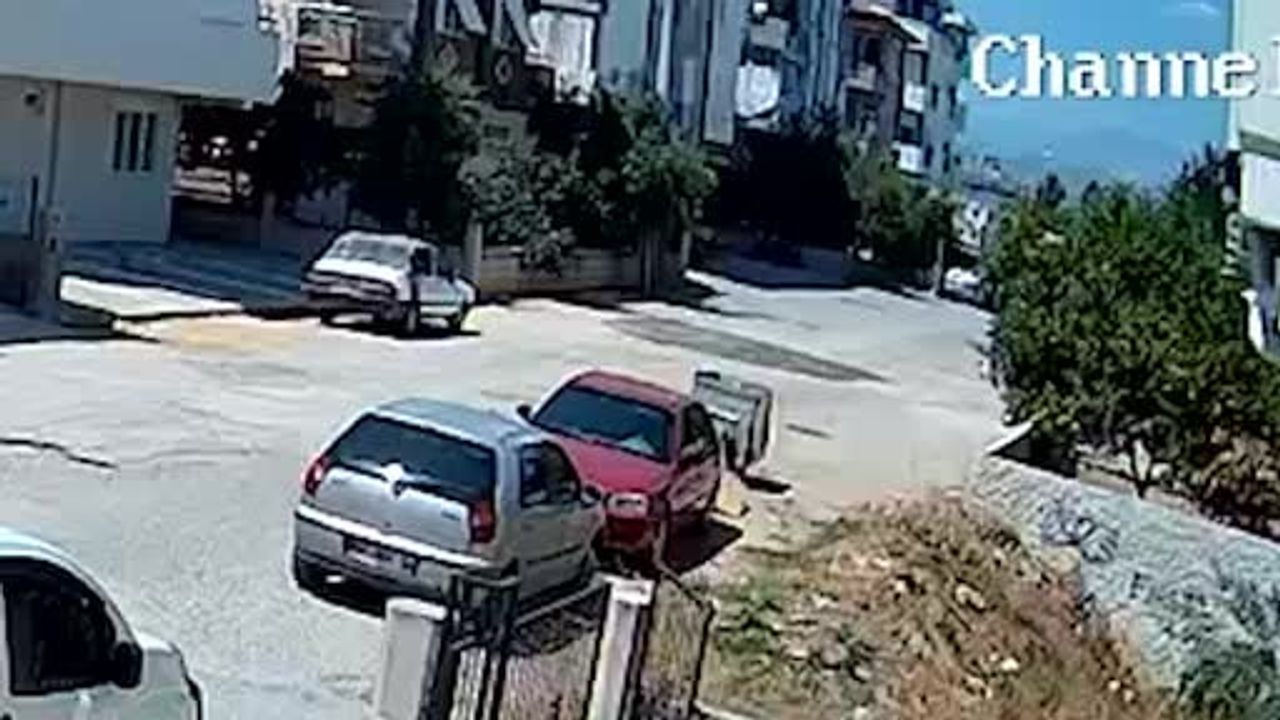 Postacının sıcak yorgunluğu kaza getirdi: motosiklet direğe çarptı