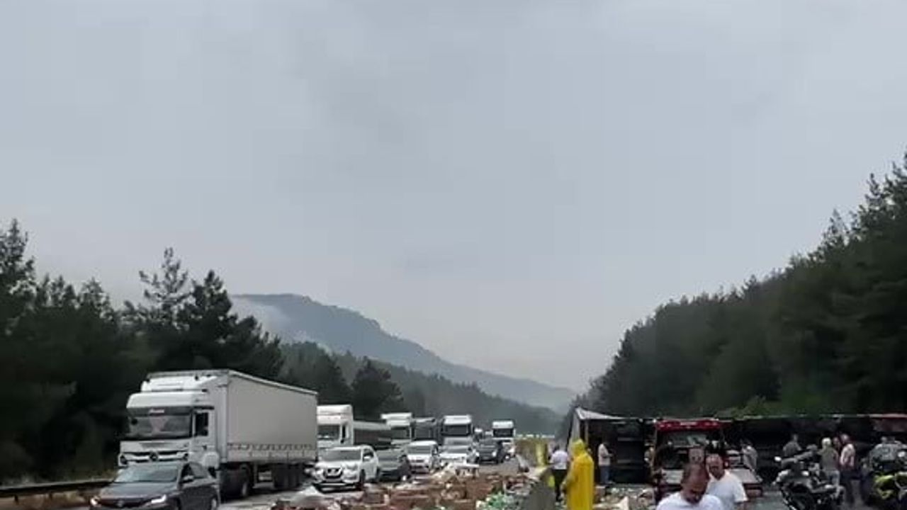 Pozantı-Adana istikameti tır devrilmesi nedeniyle trafiğe kapandı