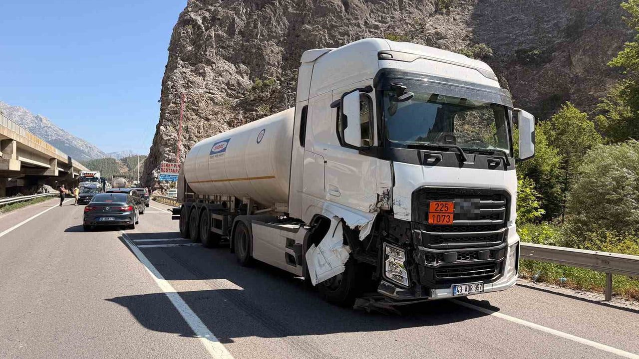 Pozantı’da yol ayrımında kaza: cipteki çift ağır yaralandı