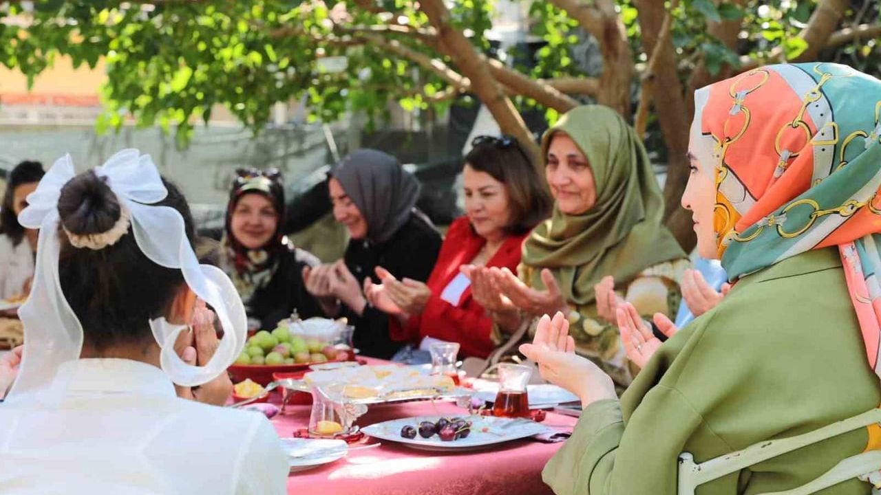 protokol eşleri koruyucu aileyi ziyaret ederek destek verdi