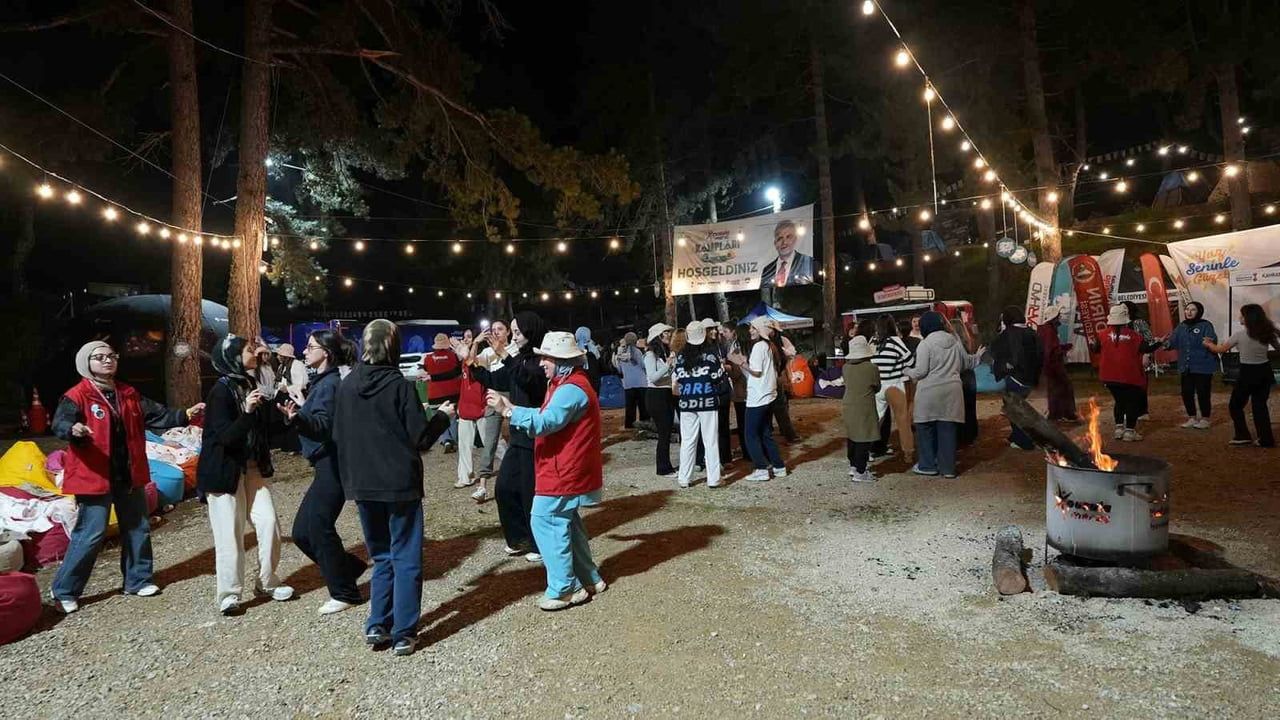 Pusula Maraş kampında gençler teleskoplarla gökyüzünü inceledi