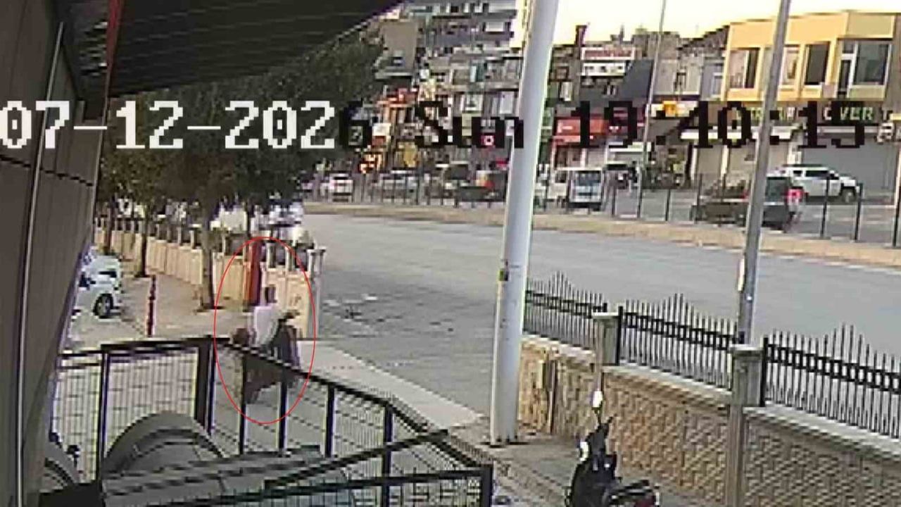 Refakatçi kılığındaki zanlı hastane önünden iki motosikleti düz kontakla aldı