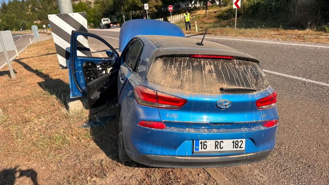Refüje çarpan otomobilde 2’si çocuk 4 kişi yaralandı