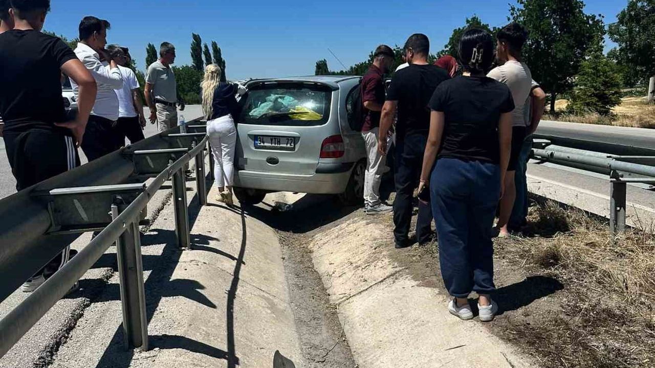 Refüje çıkan araç İnsuyu mevkiinde aynı aileden altı kişiyi hafif yaraladı