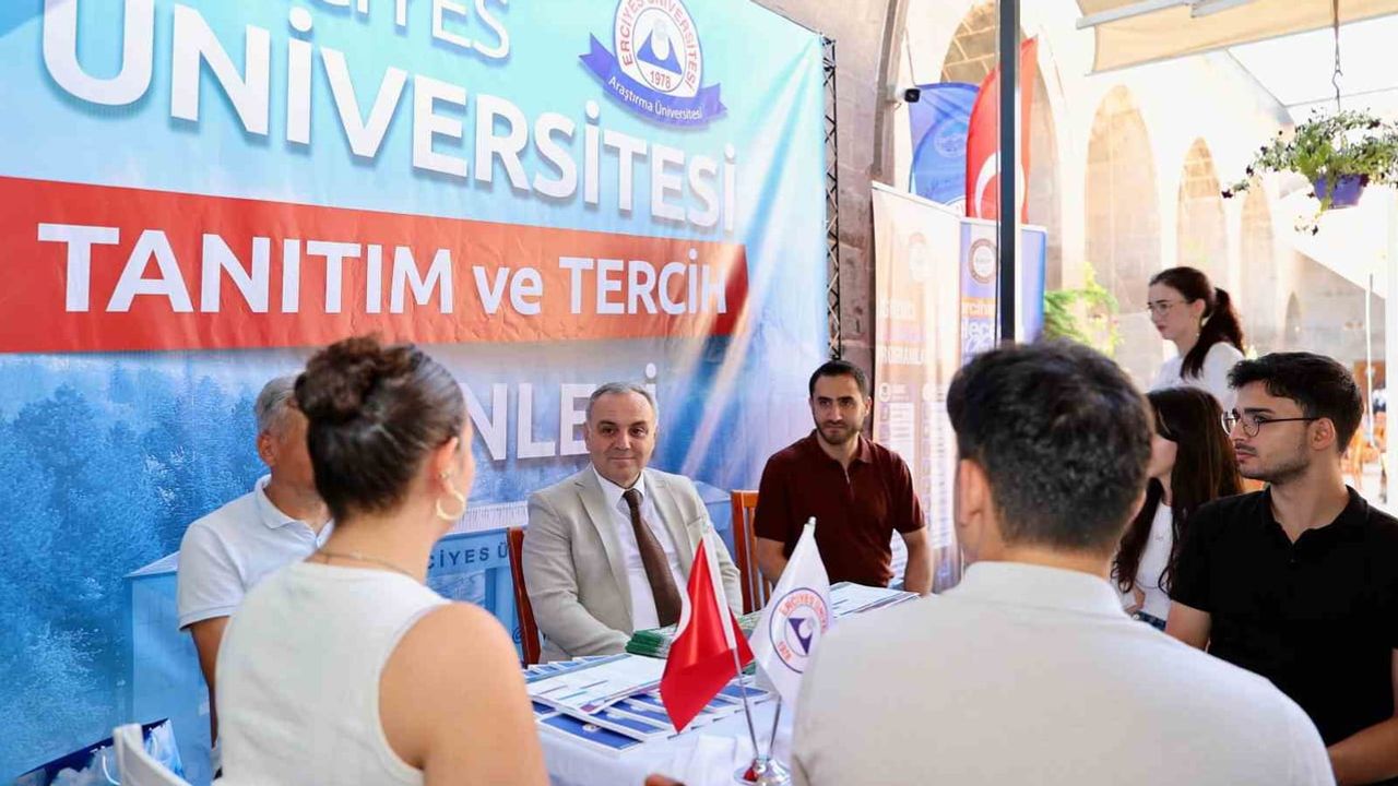 Rektör prof. dr. Fatih Altun Hunat Hatun Medresesi'nde öğrencilere tercih desteği sundu