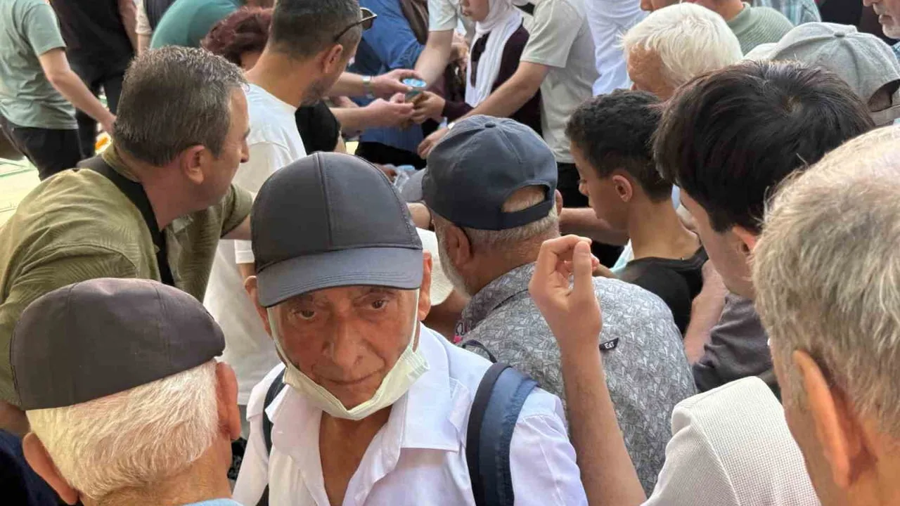 Reşadiye Camii'nde şehit uzman jandarma Mehmet Demirbaş için lokma ve simit dağıtıldı
