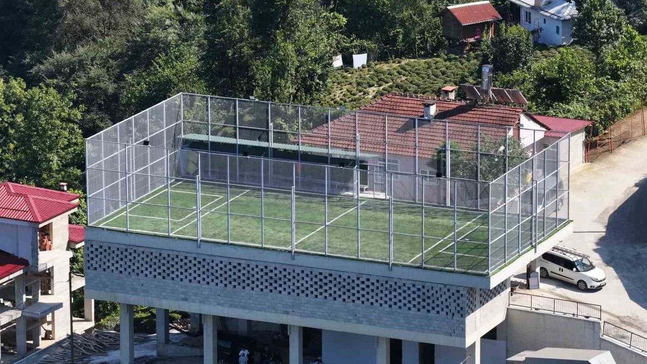 Rize'de çay alım yerinin üstü halı sahaya dönüştürüldü