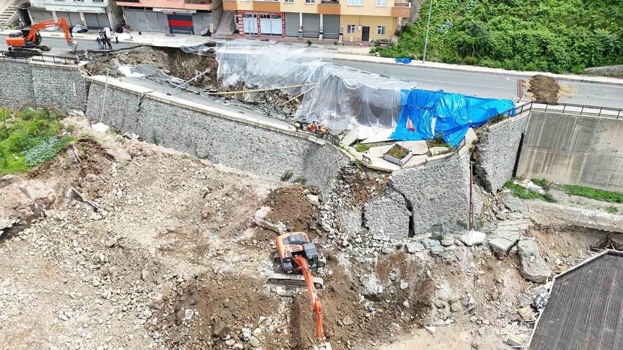 Rize'de çöken yol nedeniyle tahliye edilen bina sakinleri: 'Biz uyarmıştık'