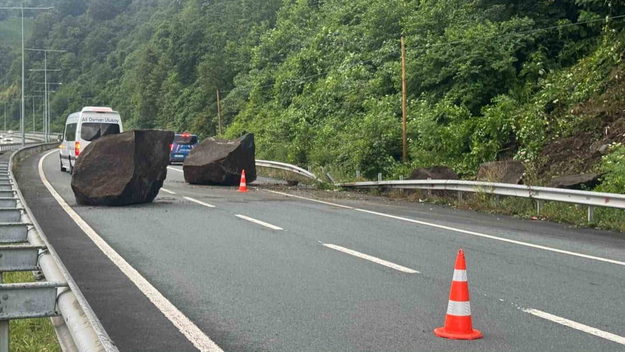 Rize'de Merdivenli mevkiinde yola iki dev kaya düştü