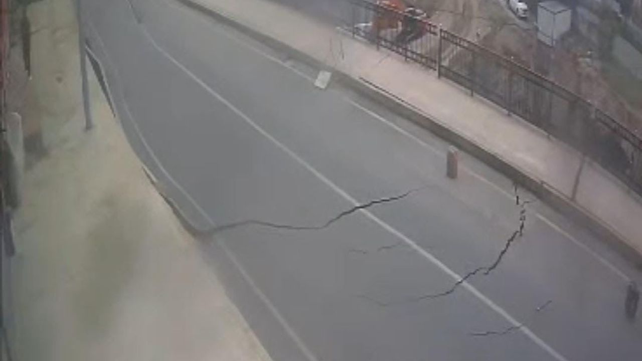 Rize'de yolun çökme anı güvenlik kamerasına yansıdı
