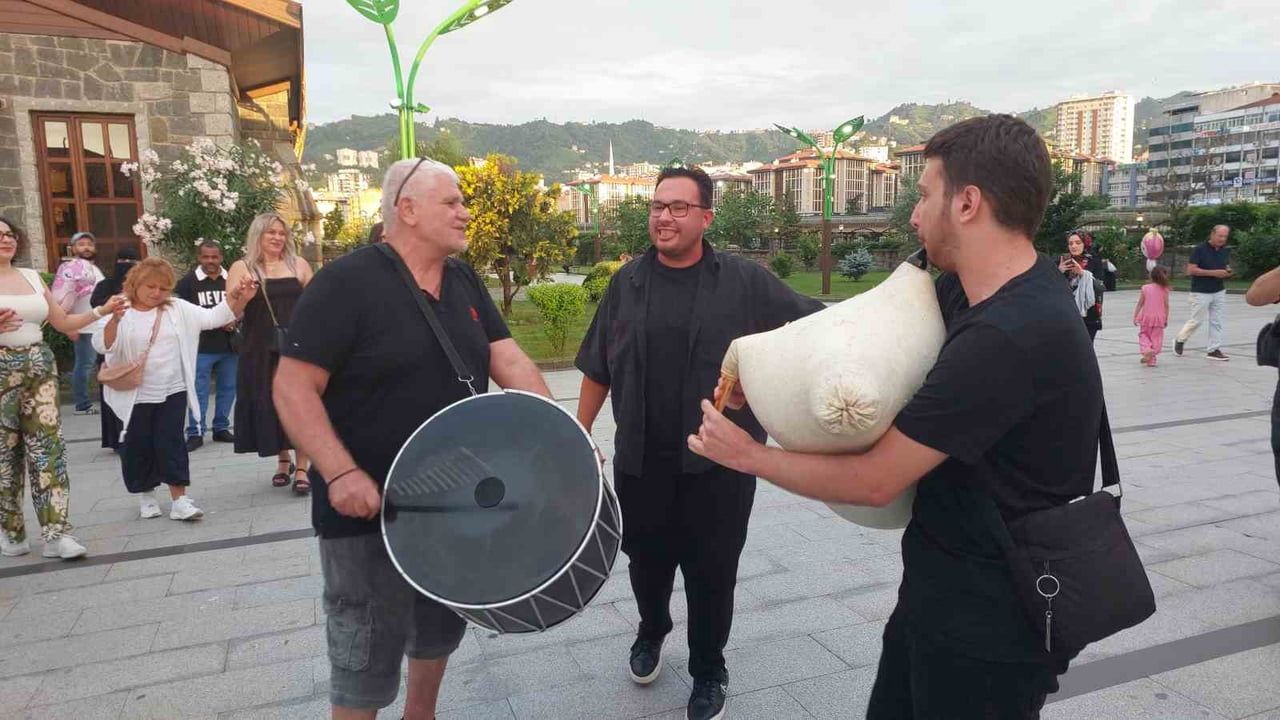 Rize'de Yunan turistler tulum ve kemençe eşliğinde horon oynadı