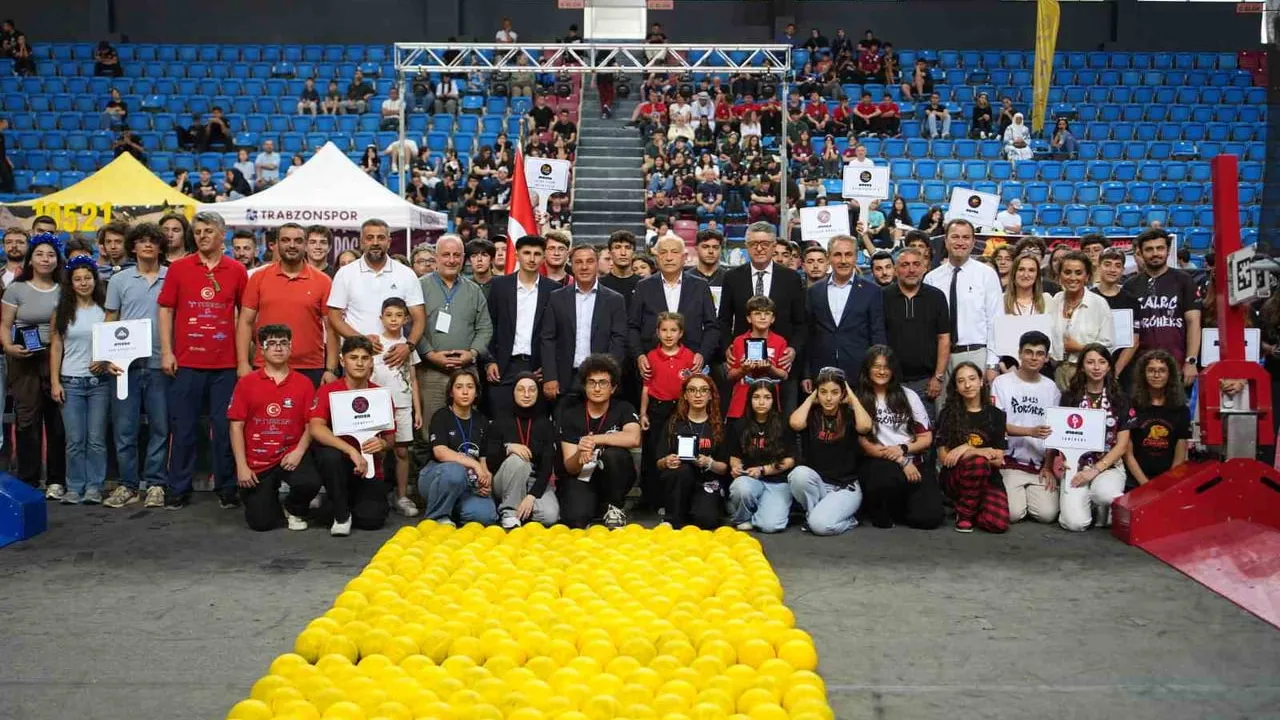 Robotlar Hayri Gür Spor Salonu'nda yarıştı