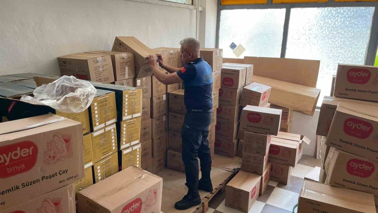 Ruhsatsız depoya baskın: 768 kilogram son kullanım tarihi geçen çay ele geçirildi