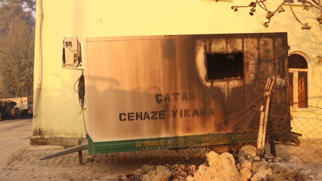 Rüzgârla büyüyen yangın yerleşime dayandı: Seydikemer'de traktör ve saman yandı