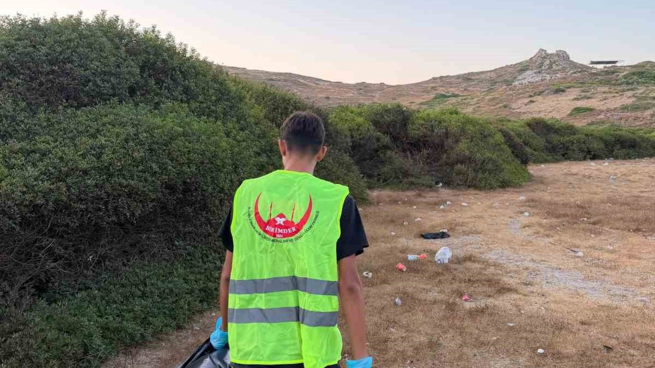Sabah namazı sonrası Hırka Plajı'nda çevre temizliği
