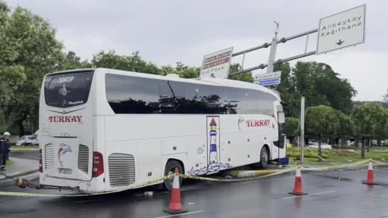 Sabah saatlerinde Eyüpsultan'da otobüs kontrolden çıktı: 30 yaralı