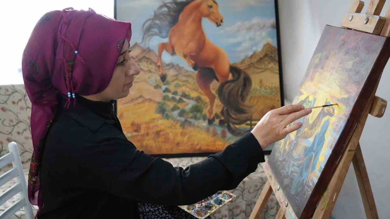 Saçından fırça, kömürden boya yaptı: Şalvarlı Picasso Ayfer Bozkurt'un serüveni