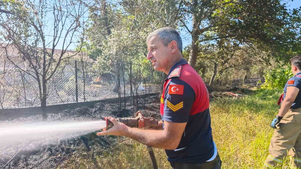 Safranbolu'da baraka ve ot yangını söndürüldü