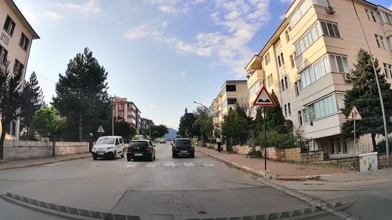Safranbolu'da tehlikeli sollama araç kamerasında kaydedildi