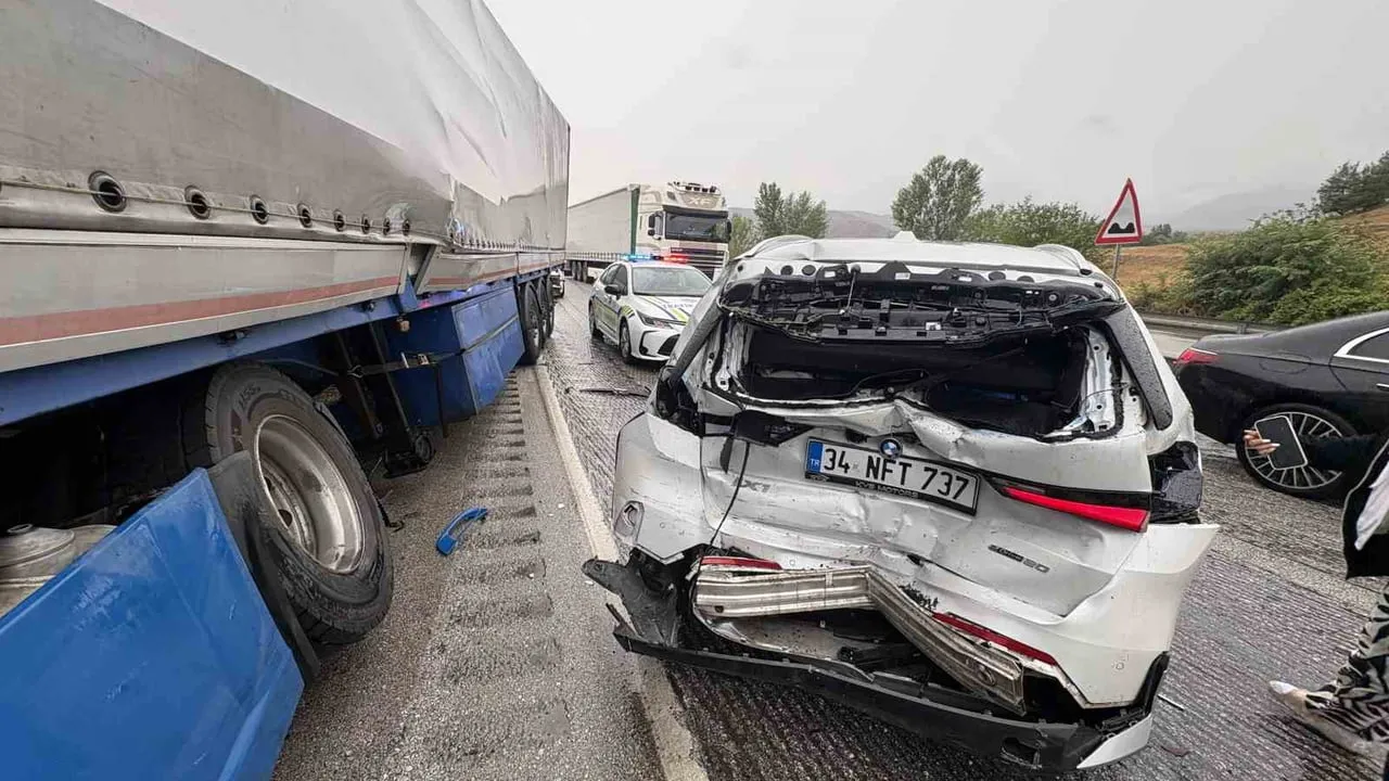 Sağanak D100'de zincirleme kazalara yol açtı: Tosya'da bir ölü, çok sayıda yaralı