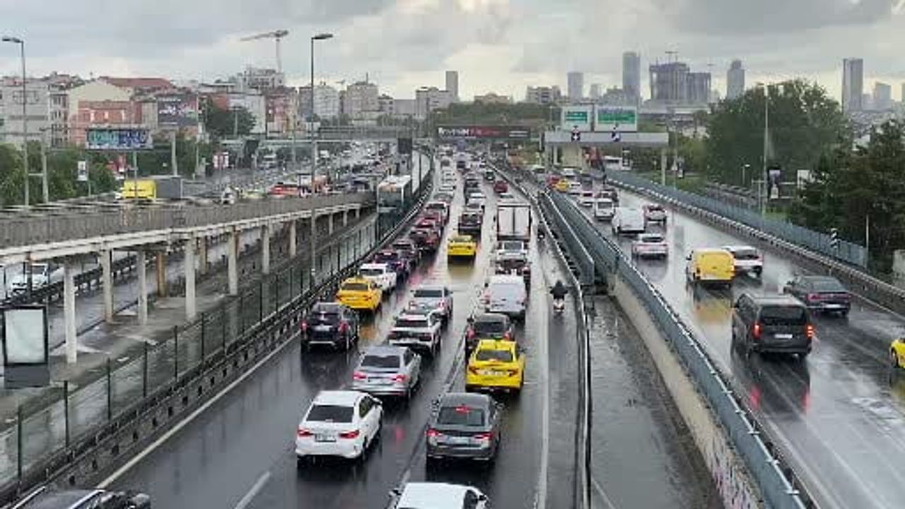 Sağanak hayatı etkiledi: sabah trafiğinde uzun kuyruklar
