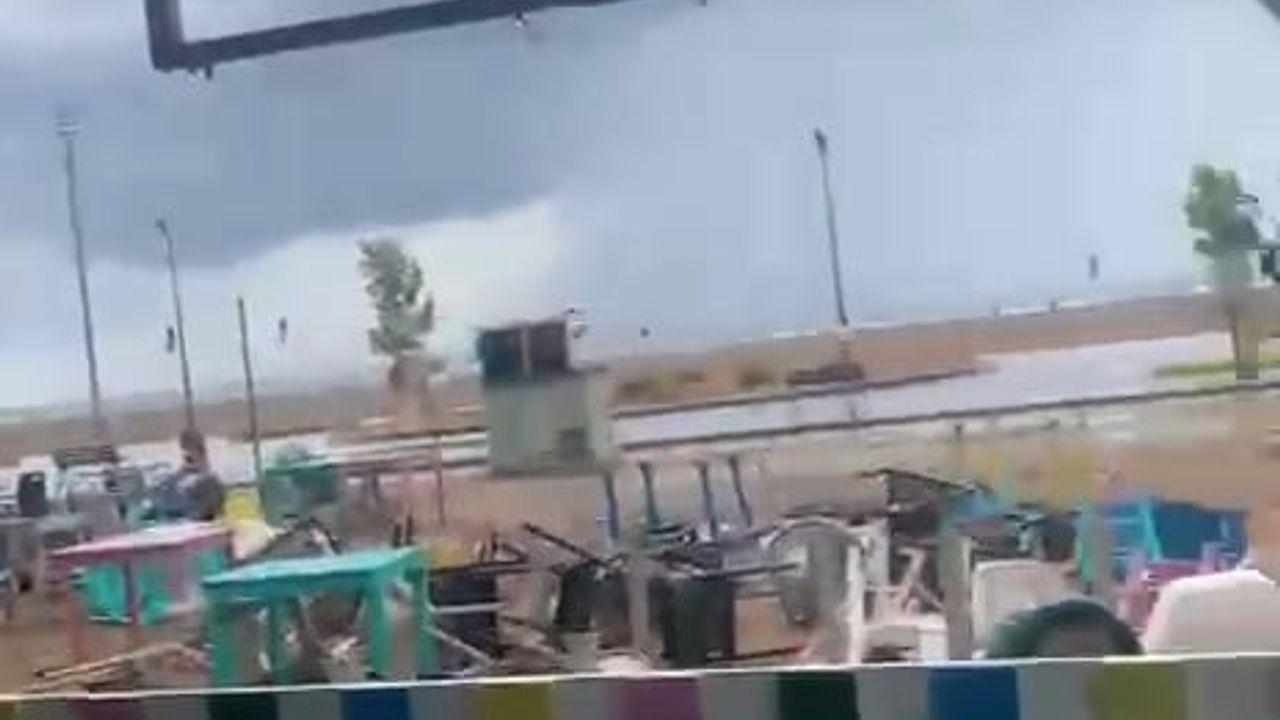 Sahil fırtınası: kafenin bahçesindeki masalar savruldu