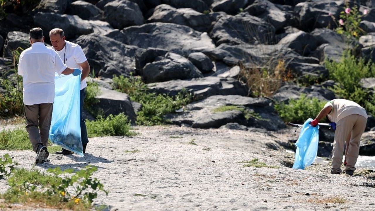 Sahilden 100 torba atık toplandı, kıyı temizliğine dikkat çekildi