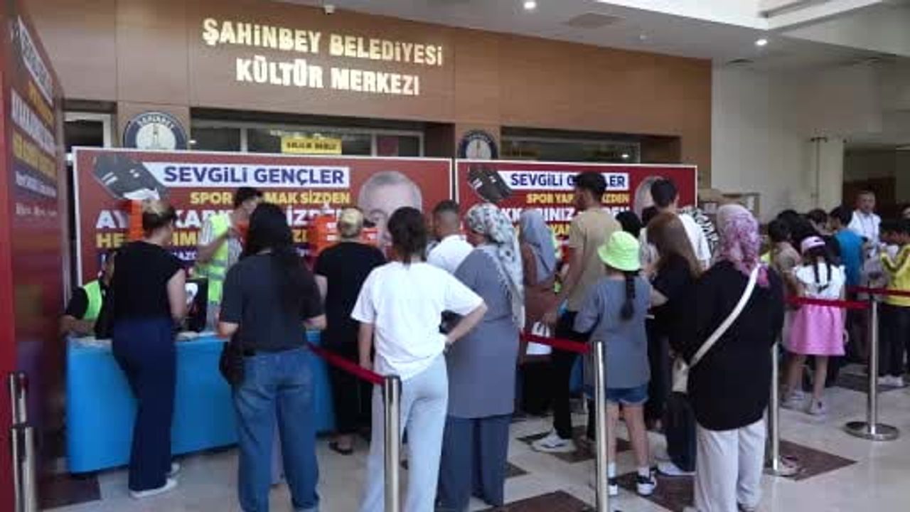 Şahinbey’de öğrencilere spor ayakkabı geleneği sürüyor