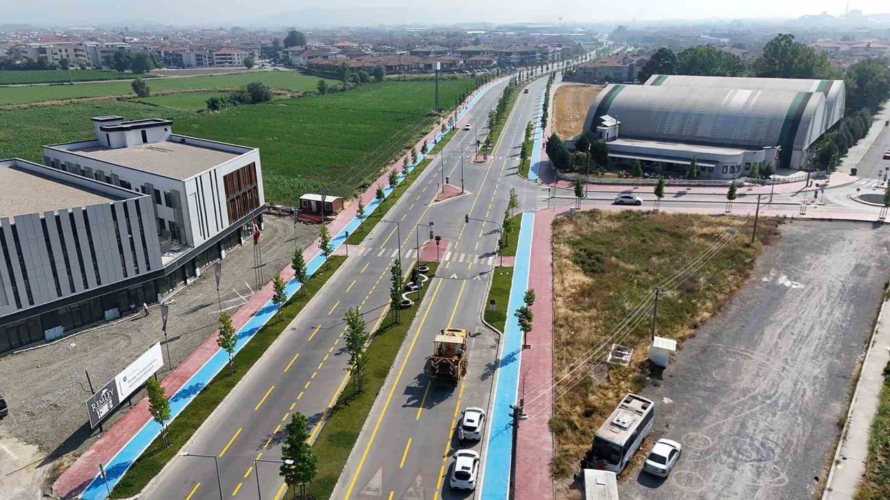 Sakarya Büyükşehir Belediyesi yol çizgilerini yenileyerek ulaşım güvenliğini güçlendiriyor