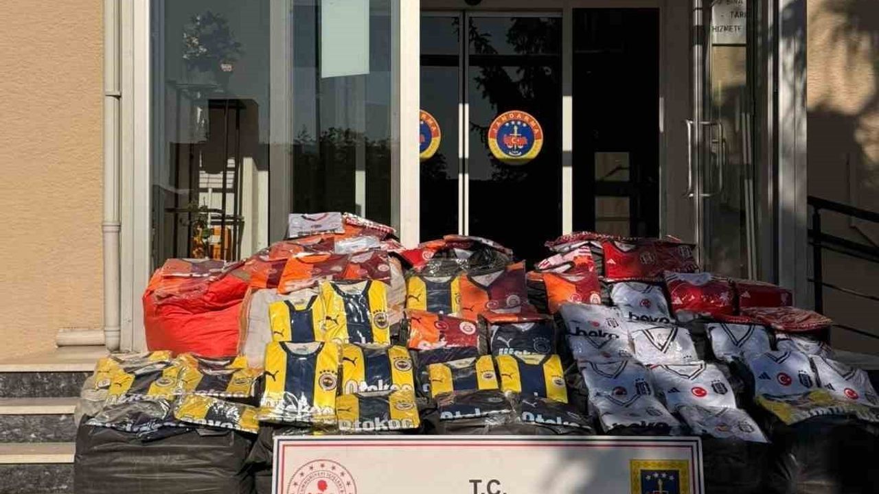 Sakarya’da 10 milyon 680 bin TL değerinde sahte forma ve ayakkabı ele geçirildi