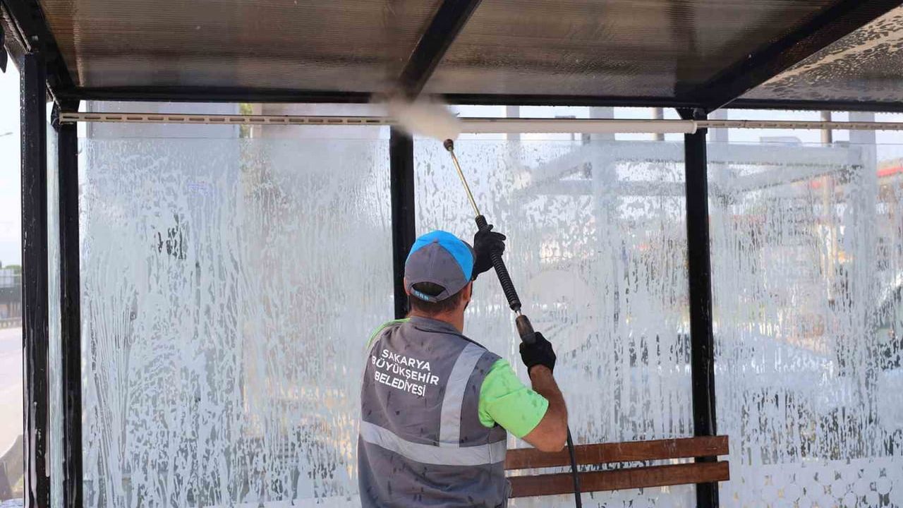 Sakarya'da 16 ilçede duraklar basınçlı su ile temizleniyor