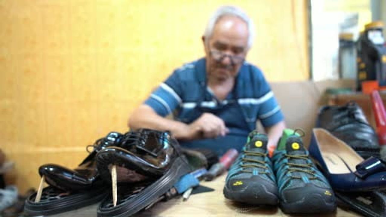 Sakarya'da 69 yıldır aynı tezgâhta ayakkabıcılık yapan usta