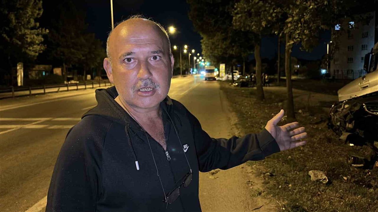 Sakarya'da ağaca çarpan otomobil ikiye bölündü sürücü hafif yaralı