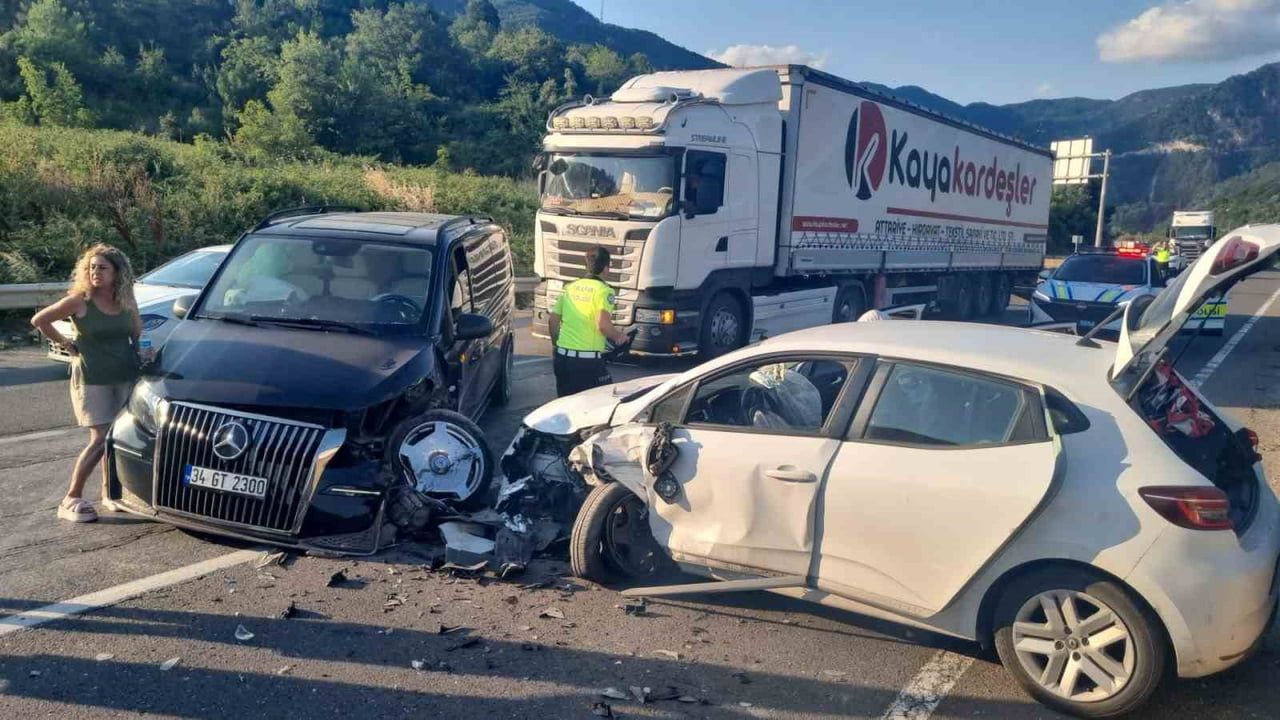 Sakarya'da D-650 karayolunda yol çalışması ve kaza ulaşımı aksattı