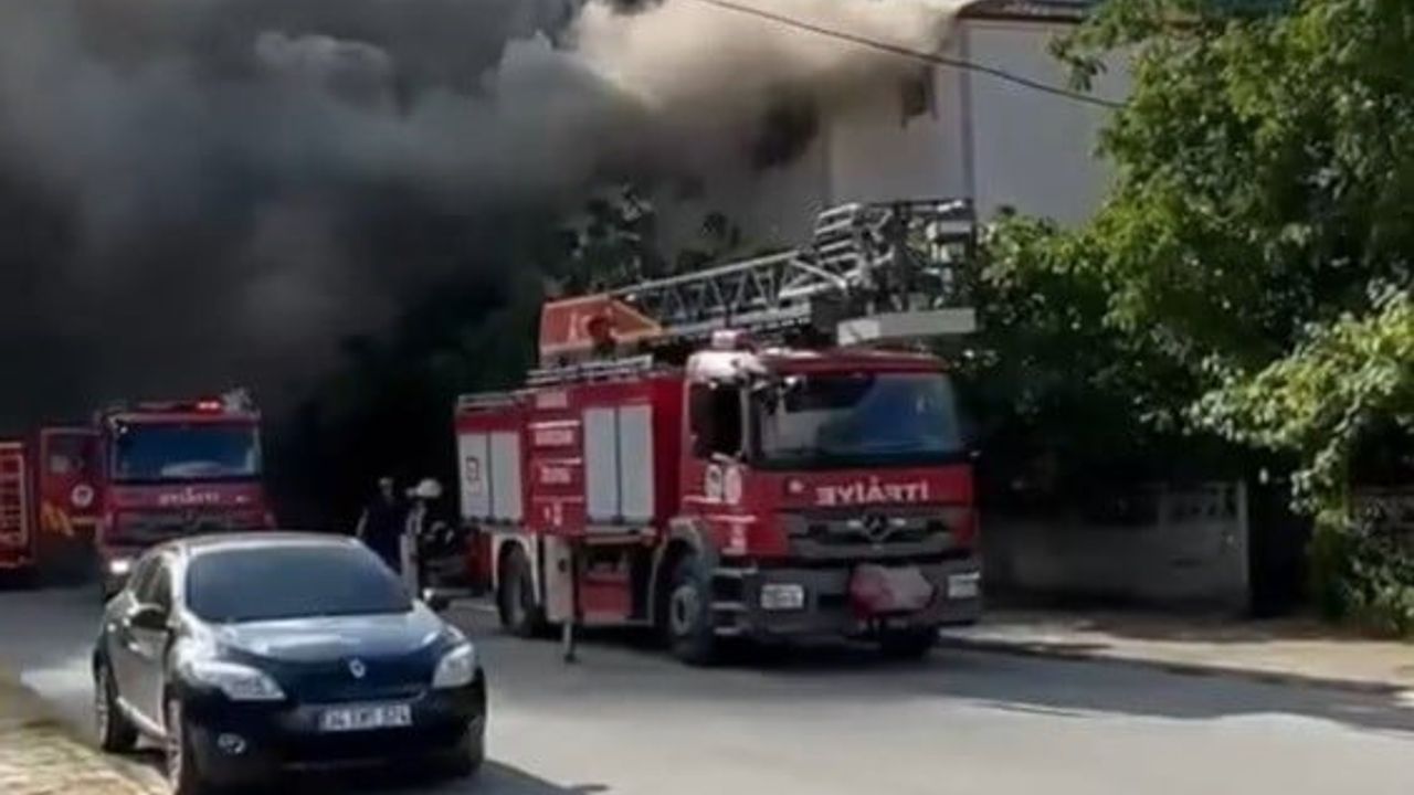 Sakarya'da iki katlı binanın çatı katında yangın söndürüldü