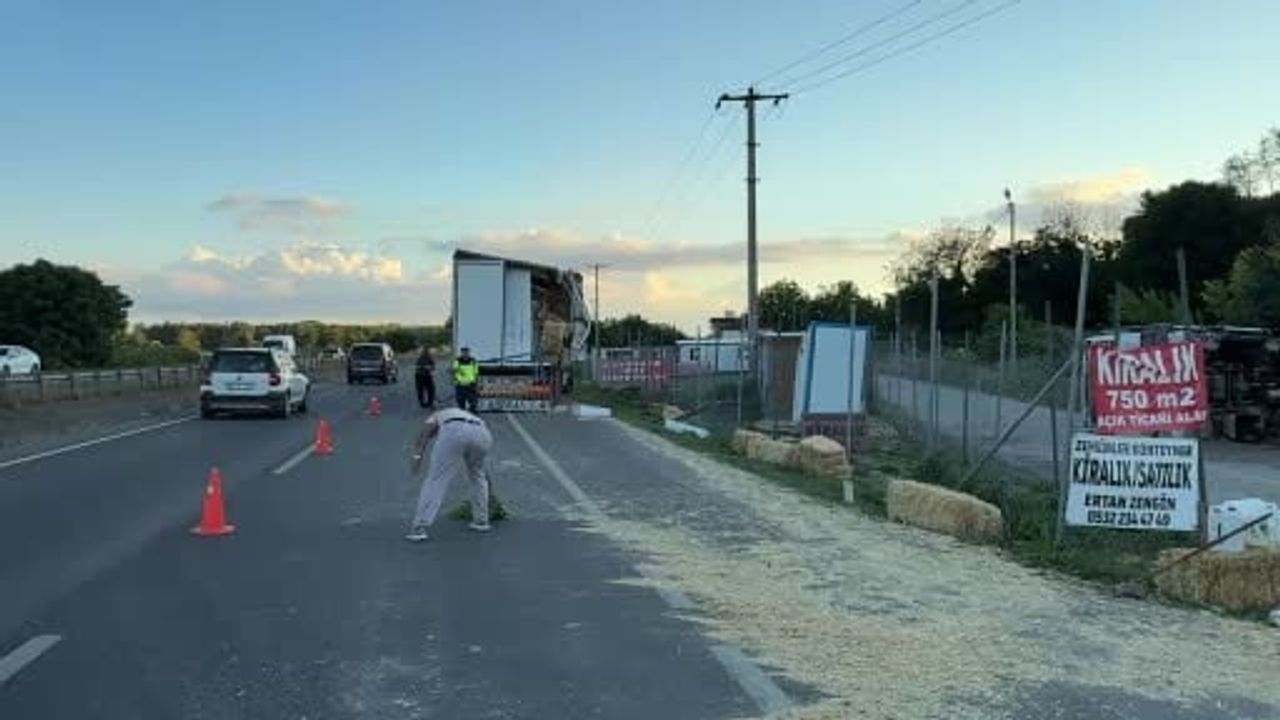 Sakarya'da tırla çarpışan işçi midibüsü devrildi: 13 yaralı