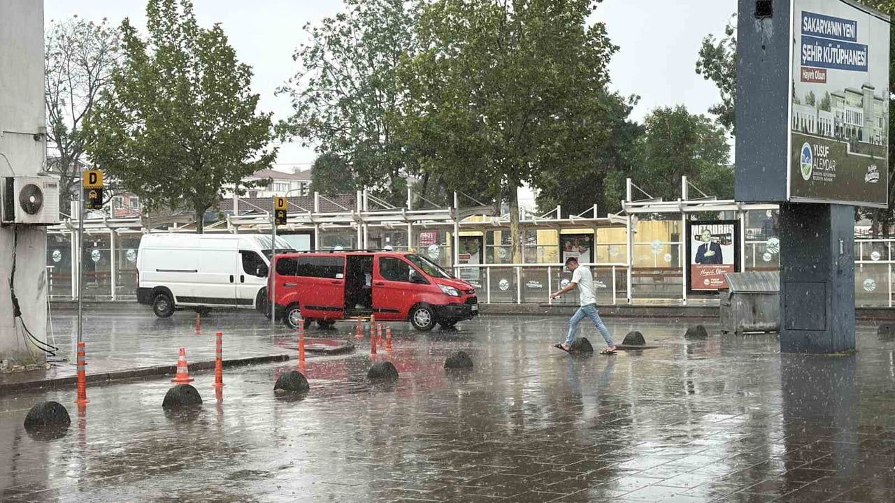 Sakarya’da yaz sıcağını sağanak ve kuvvetli rüzgar bozdu