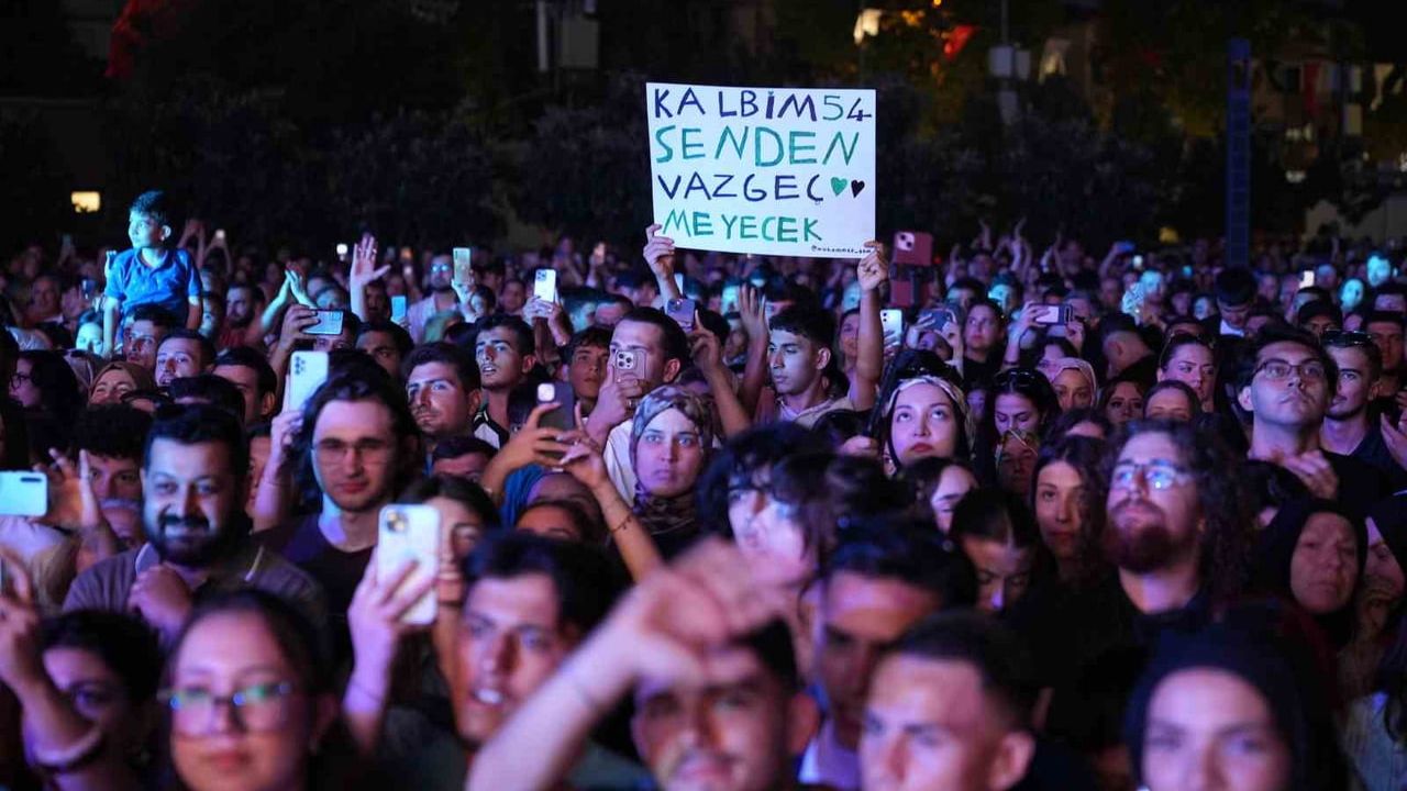 Sakaryalılar festivalin son gününde Kıraç ile coştu