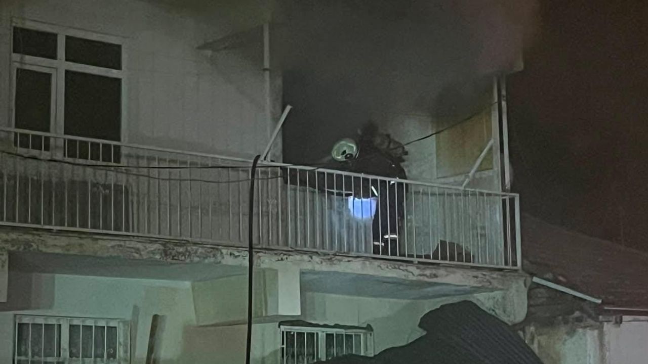 Salıbaba'da 2’nci kattaki ev yangını itfaiye tarafından büyümeden söndürüldü