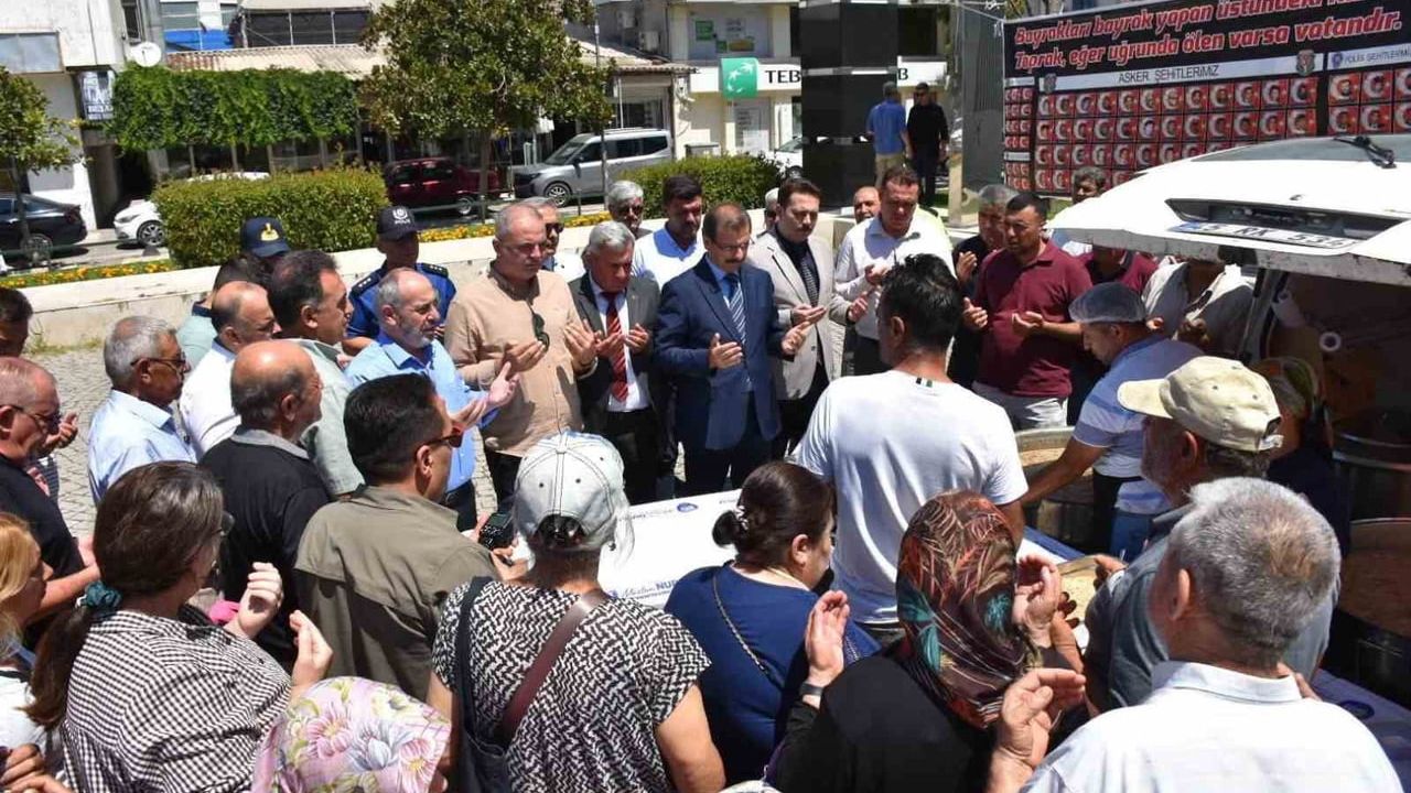 Salihli'de şehit aileleri geleneksel aşure hayrını sürdürdü