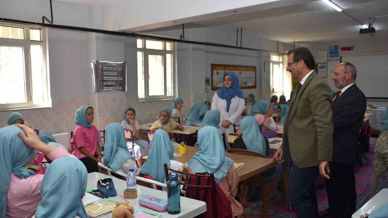Salihli kaymakamı yaz Kur'an kursunda öğrencilerle bir araya geldi