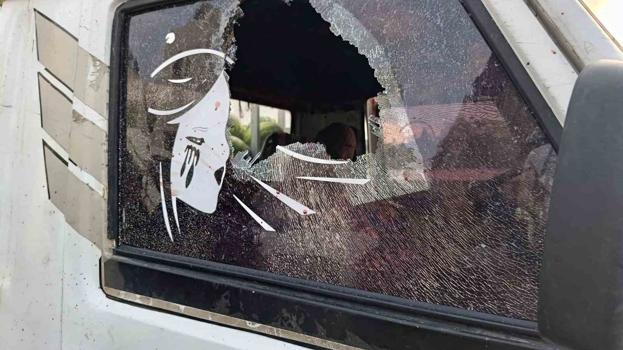 Samandağ’da pazarcı, ucuza satış yapan rakiplerinin araç camlarını kırdı